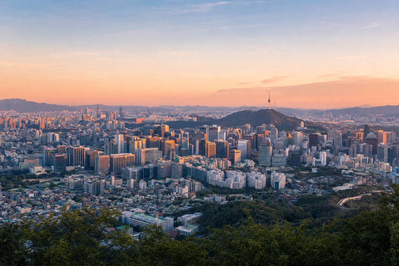 남산 전망 지점에서 바라본 서울 도심의 건물과 N서울타워